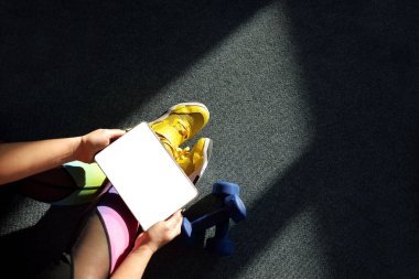 Banner. Sarışın bir blog yazarı kız salgın sırasında Zumba kurslarını telefonla yönetiyor. Çevrimiçi öğrenme kavramı