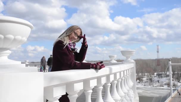 Dívka Burgundském Kabátě Stojí Ulici Slunečného Větrného Počasí Usmívá Procházka — Stock video