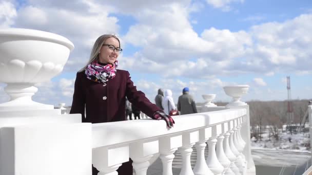 Güneşli Bir Havada Bordo Ceketli Bir Kız Sokakta Duruyor Gülümsüyor — Stok video