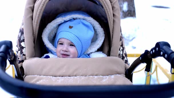 Dítě Modrém Klobouku Sedící Kočárku Procházce Zimě Usmívá Mámu Veselé — Stock video