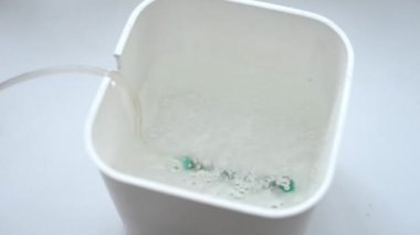 filizlendiricinin seçici odak noktası. Su, kompresör kullanarak filizleyicide dolaşır. Oksijenli su. tohum yetiştirme, evde mikro yeşillenme.