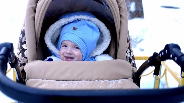 Bébé Dans Chapeau Bleu Assis Dans Une Poussette Sur Une — Video