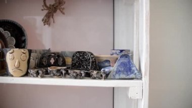 Çamur çömlek seramik ürünleri atölyede kaplamadan önce rafta kurur. El yapımı ve hobi yaşam tarzı konsepti.