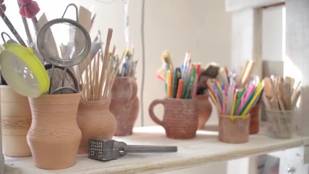 Narzędzia Tworzenia Faktur Rzeźbie Gliny Lub Ceramice Koncepcja Narzędzi Garncarskich — Wideo stockowe
