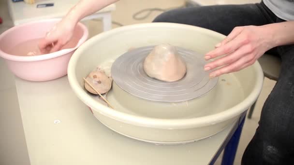 一位年轻的女陶工正在教一门关于用粘土制作陶瓷制品的硕士课程 特写镜头 — 图库视频影像