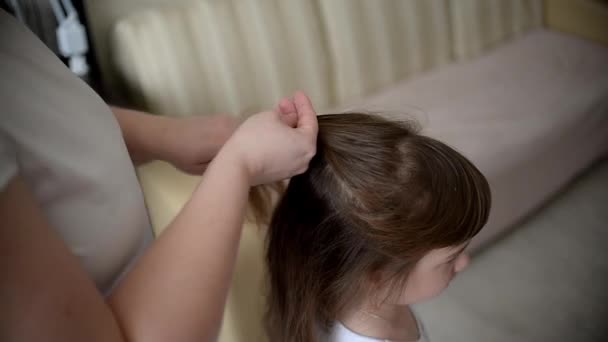 Μαμά Φτιάχνει Χτένισμα Της Κόρης Της Μια Λευκή Κοπέλα Στο — Αρχείο Βίντεο