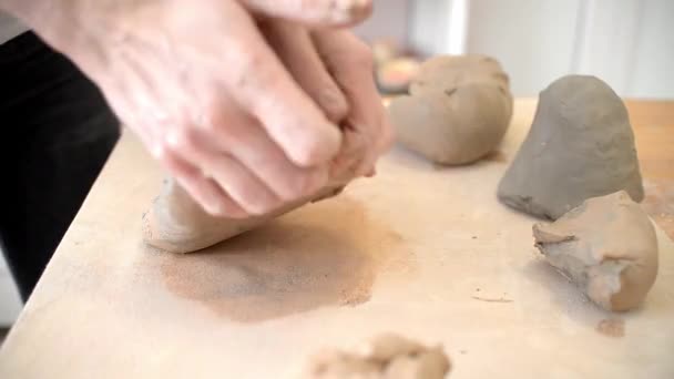 陶芸工房では テーブルの上に生の素材を彫刻道具と共に陶器師が粘土を彫刻するための措置を講じています 陶器粘土陶芸の概念 — ストック動画