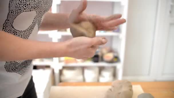 Keramiker Med Råvaror Bordet Med Skulpteringsverktyg Som Mäter Lera För — Stockvideo