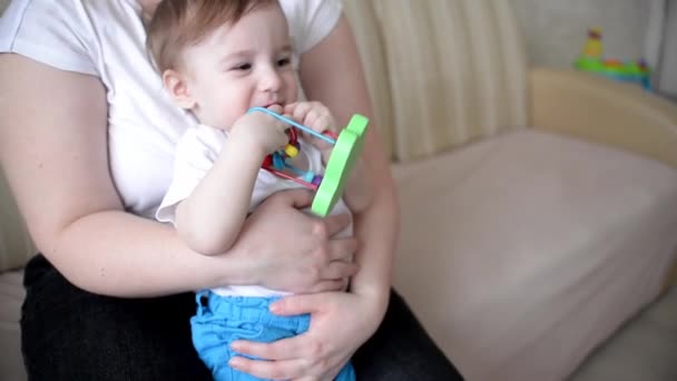 Máma Doma Hraje Dítětem Malý Šťastný Kluk Zasměje Baby Hrát — Stock video