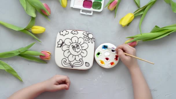 Una Chica Pinta Pan Jengibre Con Colorantes Alimenticios Libro Para — Vídeos de Stock