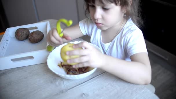 Kind Schilt Aardappelen Met Een Groene Schiller Kleuter Bereidt Voedsel — Stockvideo