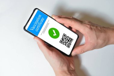 Smartphone COVID-19 için geçerli bir dijital aşı sertifikası sertifikası sergiliyor. Aşı, hastalık dokunulmazlığı pasaportu, sağlık ve güvenli seyahat kavramları.