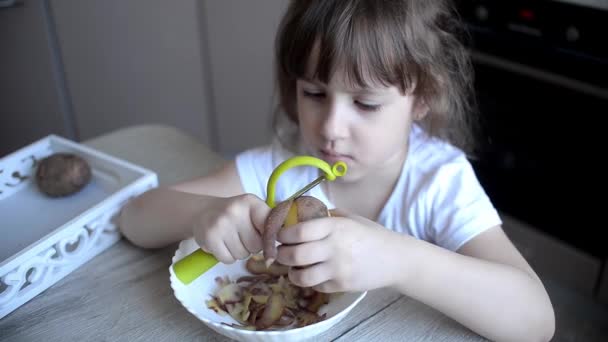 Dłonie Dzieci Obierają Ziemniaki Materiałem Montessori Lekcję Praktycznej Strefy Życia — Wideo stockowe