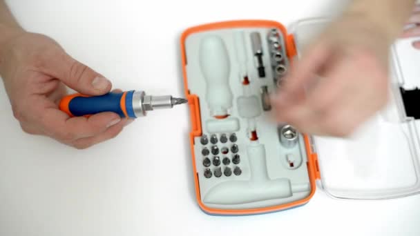 Bovenaanzicht Van Mannelijke Hand Plukken Schroevendraaier Bit Van Reparatie Kit — Stockvideo