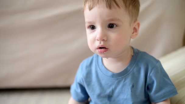 Närbild Liten Pojke Gråter Och Äter Lever Tårar Ögonen Gråtande — Stockvideo