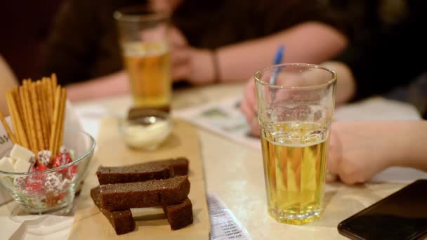 Cena Restaurante Con Gran Círculo Amigos Juego Preguntas Café Charlando — Vídeo de stock