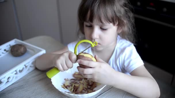Child Peels Potatoes Green Peeler Preschooler Prepares Food Montessori Materials — Stock Video