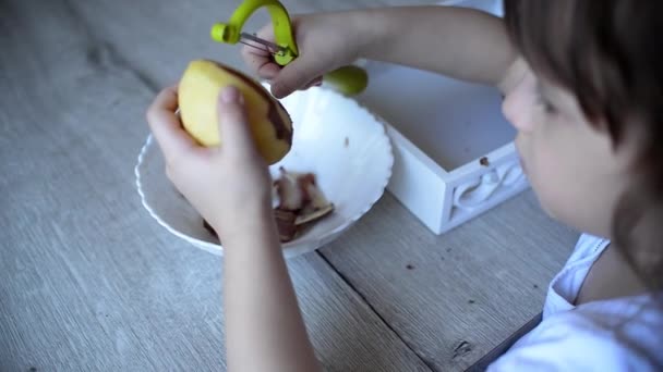 Kind Schält Kartoffeln Mit Einem Grünen Schäler Vorschulkinder Bereiten Essen — Stockvideo