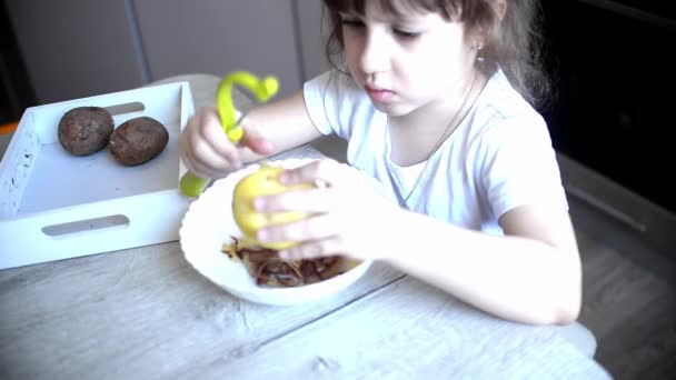 어린이들은 페일러를곁들인 껍질을 만든다 취학전 음식을 생활권에서 수있는 교훈이 에서의 — 비디오
