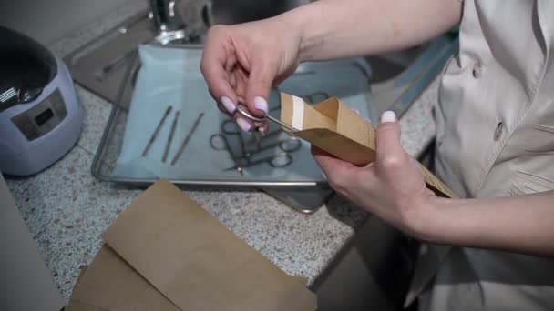 Verwerkt Manicure Gereedschap Het Concept Van Veiligheid Van Schoonheidsbehandelingen Salon — Stockvideo