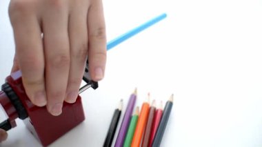 Beyaz arka planda renkli kalemleri olan mekanik kalem açacağı. Okula dönüyorum. Öğrenim için okul kırtasiyesine hazırlanıyor