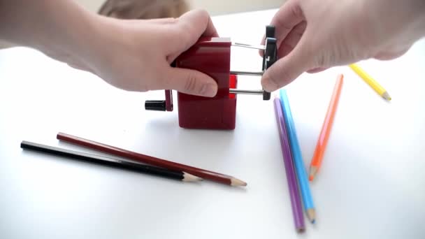 Mechanische Puntenslijper Met Gekleurde Potloden Een Witte Achtergrond Terug Naar — Stockvideo