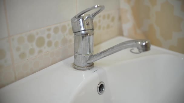 Cuerpos Hogar Hombre Cambia Rusty Lime Baño Mixer Con Manos — Vídeos de Stock