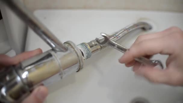 Domowe Chóry Zmiany Rusty Lime Bathroom Mixer Własnymi Handami Diy — Wideo stockowe