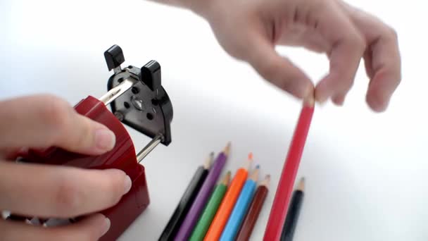 Beyaz Arka Planda Renkli Kalemleri Olan Mekanik Kalem Açacağı Okula — Stok video