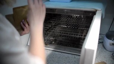 İşlenmiş manikür aletleri. Güzellik salonundaki güvenlik prosedürleri konsepti. Manikür ve pedikür aletleriyle sterilizatör