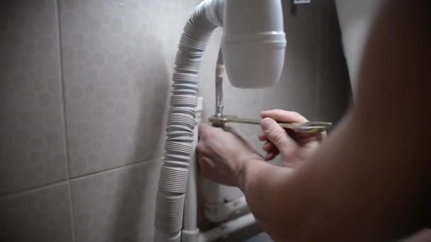 Escolhe Casa Banho Man Changes Rusty Lime Bathroom Mixer Com — Vídeo de Stock