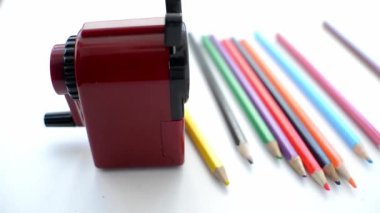 Beyaz arka planda renkli kalemleri olan mekanik kalem açacağı. Okula dönüyorum. Öğrenim için okul kırtasiyesine hazırlanıyor