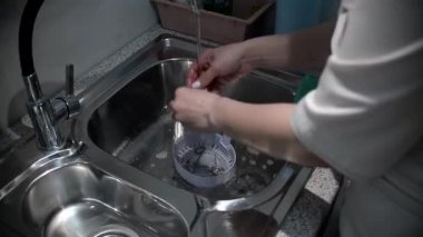 İşlenmiş manikür aletleri. Güzellik salonundaki güvenlik prosedürleri konsepti. Manikür ve pedikür aletleriyle sterilizatör