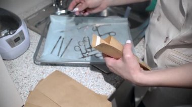 İşlenmiş manikür aletleri. Güzellik salonundaki güvenlik prosedürleri konsepti. Manikür ve pedikür aletleriyle sterilizatör