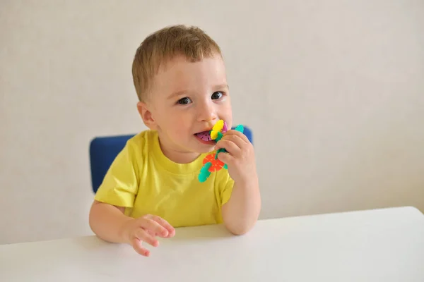 Niño Pequeño Juega Constructor Mientras Está Sentado Una Mesa Blanca — Foto de Stock