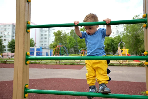 Peuter Jongen Klimt Sportladder Speelplaats Sportlifestyle Concept Wandelen Frisse Lucht — Stockfoto