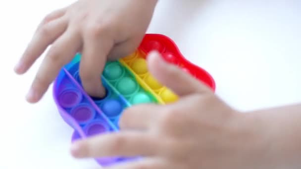 Pembe Tişörtlü Bir Kız Son Moda Bir Oyuncakla Oynuyor Renkli — Stok video