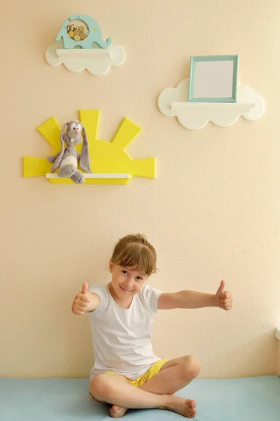 时尚而现代的室内设计 孩子房间的家 孩子在更新换代的房间里高兴 孩子们的架子 白色的云彩挂在素净的米色墙壁上 有一个相框 — 图库照片