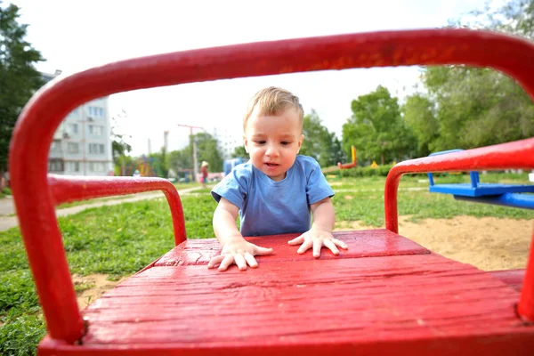 Menino Criança Senta Carrossel Vermelho Balanço Campo Jogos Conceito Estilo — Fotografia de Stock