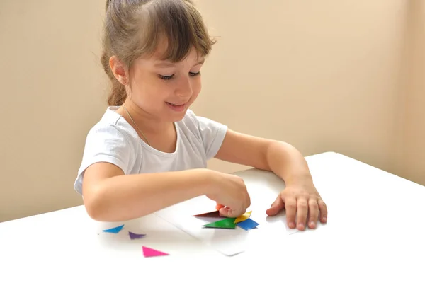 Una Niña Edad Preescolar Sentada Mesa Recoge Dibujo Una Figura — Foto de Stock