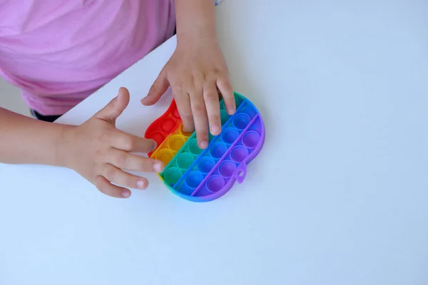 Pembe Tişörtlü Bir Kız Son Moda Bir Oyuncakla Oynuyor Renkli — Stok fotoğraf