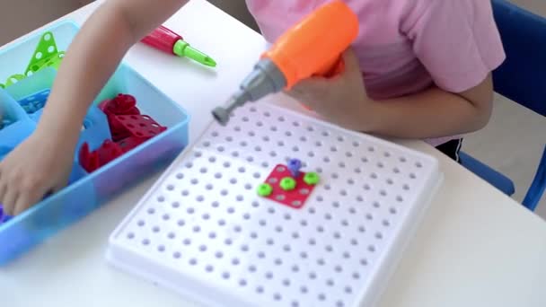 Jeune Fille Joue Puzzle Constructeur Éducatif Pour Enfants Avec Tournevis — Video