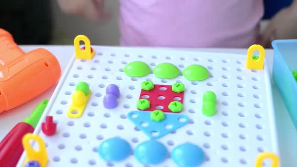 Close Van Een Kind Dat Een Kinderpuzzel Speelt Met Een — Stockvideo