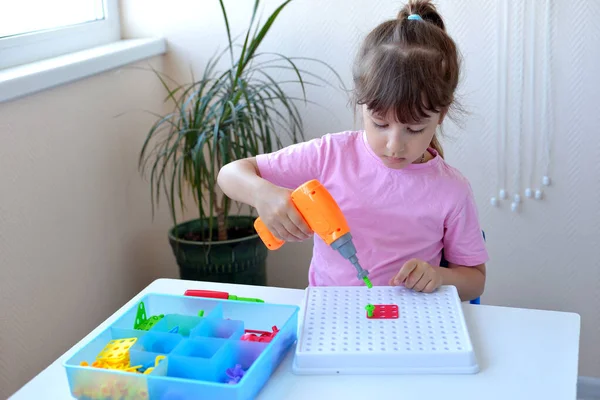 소녀는 색깔의 기하학적 도형을 드라이버 드라이버 루카와 교육용 구성체 퍼즐을 — 스톡 사진