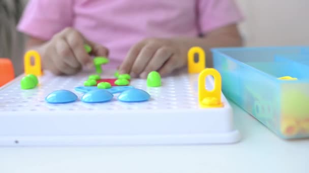 Κορίτσι Παίζει Παζλ Παιδικού Εκπαιδευτικού Κατασκευαστή Ένα Κατσαβίδι Ένα Κατσαβίδι — Αρχείο Βίντεο