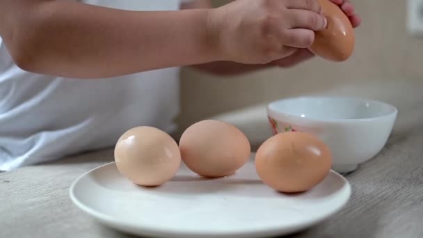 ライフスタイルの未就学児の女の子は台所で食べ物を調理します 廃材からの日常生活における優れた運動能力の開発 子供は卵をきれいにし — ストック動画