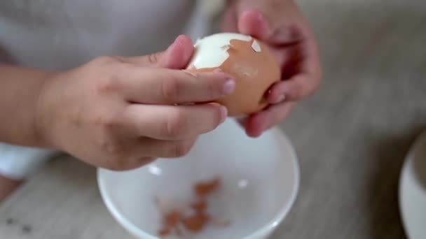 Levensstijl Kleuter Kind Meisje Koken Voedsel Keuken Ontwikkeling Van Fijne — Stockvideo