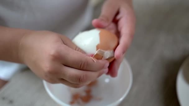 孩子们在厨房里做饭时 更注重幼儿的生活方式 利用废料开发日常生活中的精细运动技能 儿童清洁蛋 — 图库视频影像