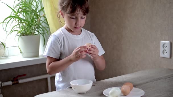 Styl Życia Przedszkolak Dziewczynka Gotować Jedzenie Kuchni Rozwój Umiejętności Motorycznych — Wideo stockowe