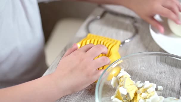 Lebensstil Vorschulkind Mädchen Kochen Essen Der Küche Entwicklung Der Feinmotorik — Stockvideo